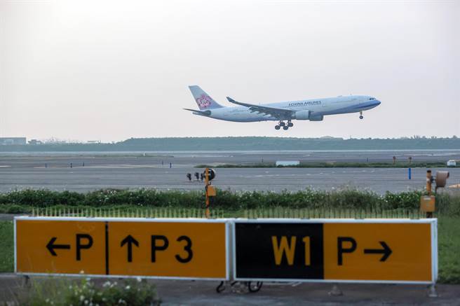 首架降落與通過滑行的航機分別為中華航空與聯邦快遞班機，跑道、滑行道整體運作狀況良好。（陳麒全攝）