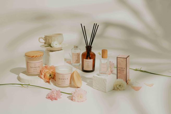 NAMUA那木瓦《牡丹.白麝香》 全系列商品计有室内扩香、香氛蜡烛以及首次发表的精油香水。（NAMUA那木瓦提供）