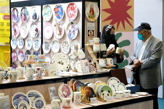 「2022台北国际礼品文具暨文创展」台湾陶瓷礼品厂商，推出各式客制化服务，吸引买家注意。(王英豪摄)