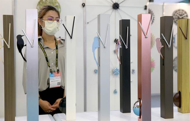 「2022台北国际礼品文具暨文创展」鑫墣科技的时钟设计，啄木鸟的立钟吸引民眾目光。(王英豪摄)