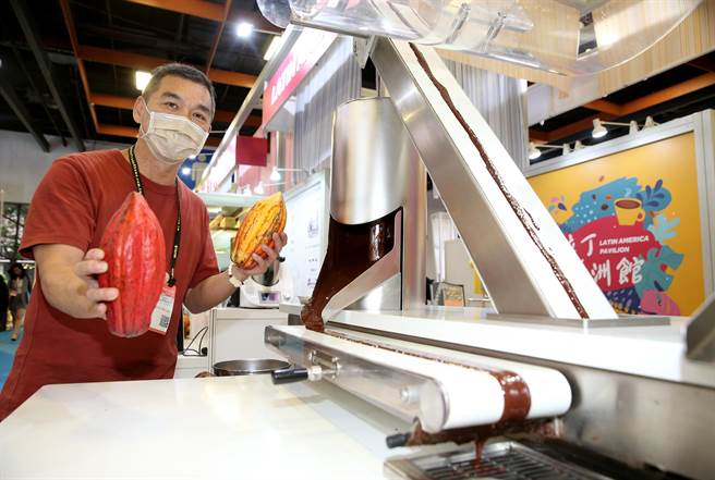 「2022台北国际礼品文具暨文创展」，KAKAWA世界唯一单一机台，将可可原豆制造成为巧克力。(王英豪摄)