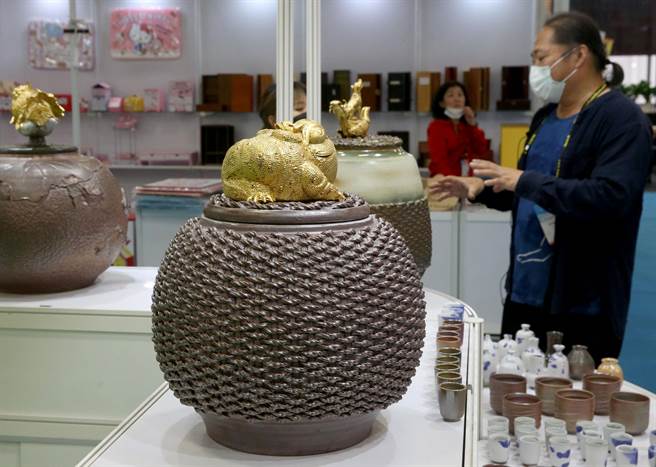 「2022台北国际礼品文具暨文创展」，田中窑的柴烧茶仓，具有养茶的功能，不仅能藏茶，也能欣赏作品在烧制过程中的火痕及落灰之美。(王英豪摄)