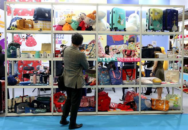 「2022台北国际礼品文具暨文创展」厂商将各式样品现场展出，提供消费者现场选购，也让专业买家依需求提供客制化服务。(王英豪摄)