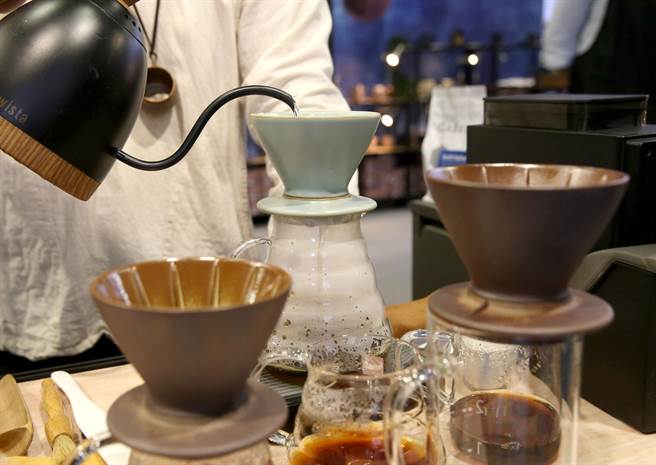 「2022台北国际礼品文具暨文创展」，陶作坊设计的流转360滤杯，使用天然老岩泥陶土，全陶制的阀门设计，可自由切换滤滴或浸泡模式，冲泡咖啡或茶叶都很适合。(王英豪摄)