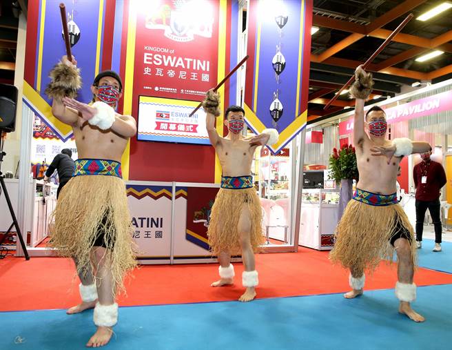 非洲「史瓦帝尼王国馆」，舞者跳着传统舞蹈，为展馆揭开序幕。(王英豪摄)