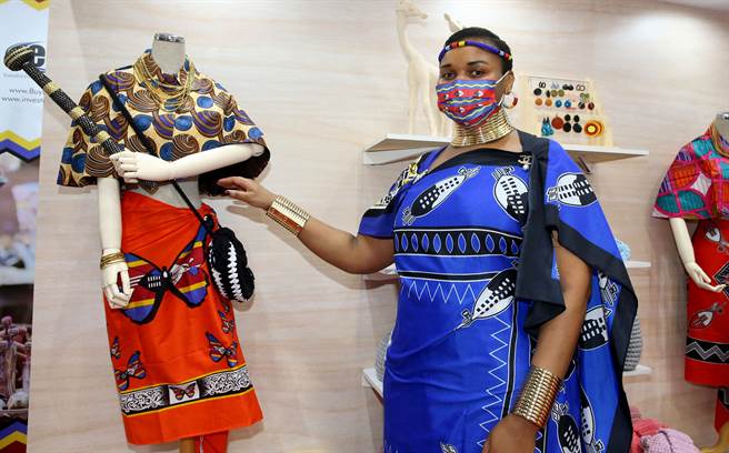 非洲「史瓦帝尼王国馆」，驻台的工作人员身穿传统服饰，展现当地特色。(王英豪摄)