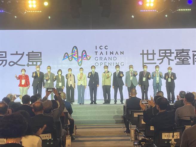 大台南会展中心开幕启用，首场展览由工商时报主办「2022台南自动化机械暨智慧制造展」打头阵，副总统赖清德（中）、台南市长黄伟哲（右六）等贵宾一起见证首展开幕。（曹婷婷摄）