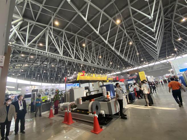 大台南会展中心开幕启用，首场展览由工商时报主办「2022台南自动化机械暨智慧制造展」打头阵，共190家厂商、730个摊位参展。（曹婷婷摄）