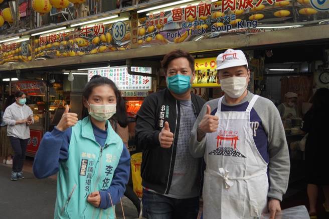 民眾黨立委邱臣遠（中）與基隆仁愛區市議員參選人李依芩（左），21日前往基隆廟口了解攤商需求，要求基隆市政府應該要有受衝擊攤商的應對措施。（台灣民眾黨提供／陳敬哲基隆傳真）