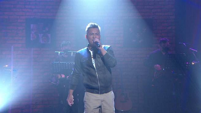 范逸臣演唱《海角七号》经典歌曲〈无乐不作〉。（年代提供）