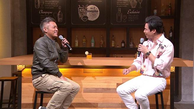 范逸臣（左）上陈国华主持的《那些年。那些歌》。（年代提供）