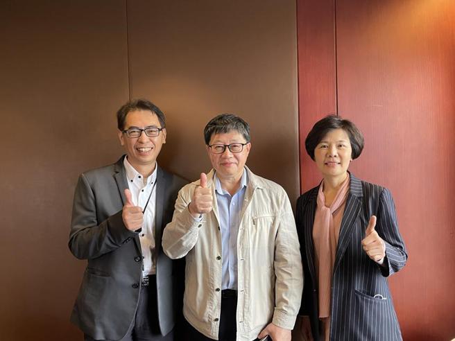 （金万林董事陈惠娥、董事长吴品聪、总经理杨文明。图／彭暄贻）