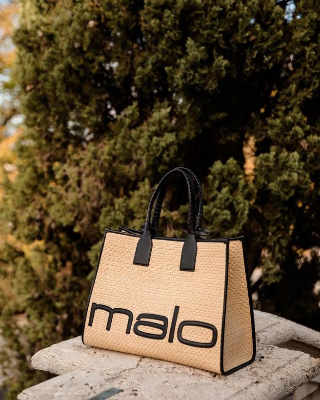 Malo草編LOGO手提包，價格店洽。（Malo提供）