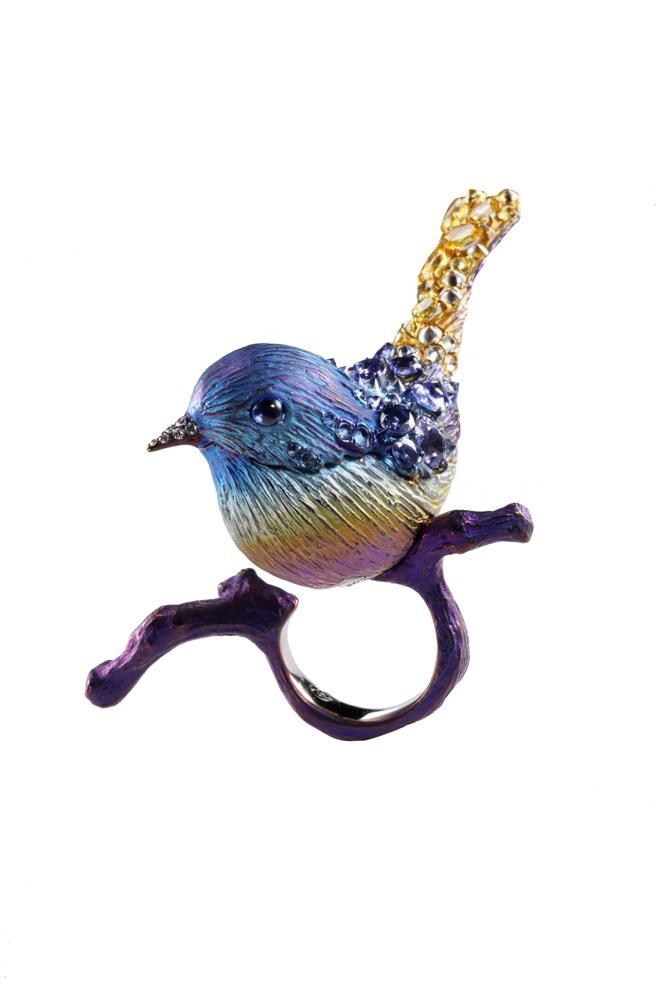 AKACHEN钛金属奔奔鸟戒指，钛金属的黄蓝渐层色调十分鲜活，栩栩如生。（AKACHEN提供）