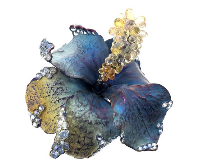 AKACHEN的钛金属技术更加精进，今年研发淡黄、金黄、宝蓝渐层色的钛金属朱顏木槿花胸针，技术领先珠宝界。（AKACHEN提供）