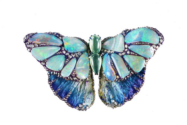 AKACHEN钛金属晴山蝴蝶胸针，钛金属结合珠宝镶嵌工艺，更添奢华品味。（AKACHEN提供）