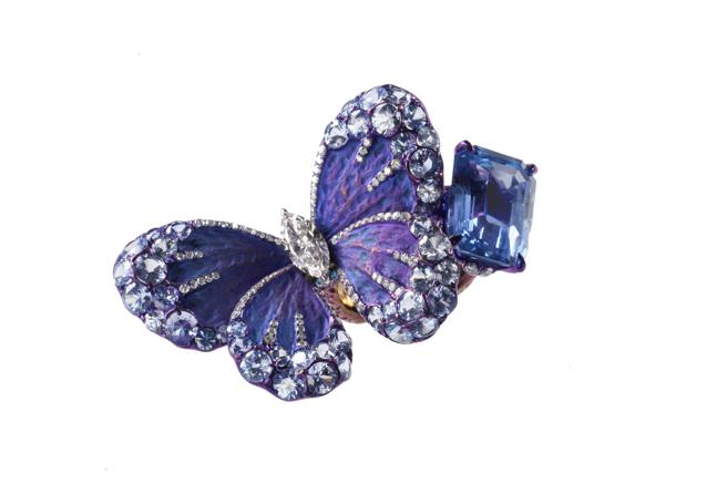 AKACHEN钛金属星月蓝宝蝴蝶戒指，主石为13.5克拉蓝宝石。（AKACHEN提供）