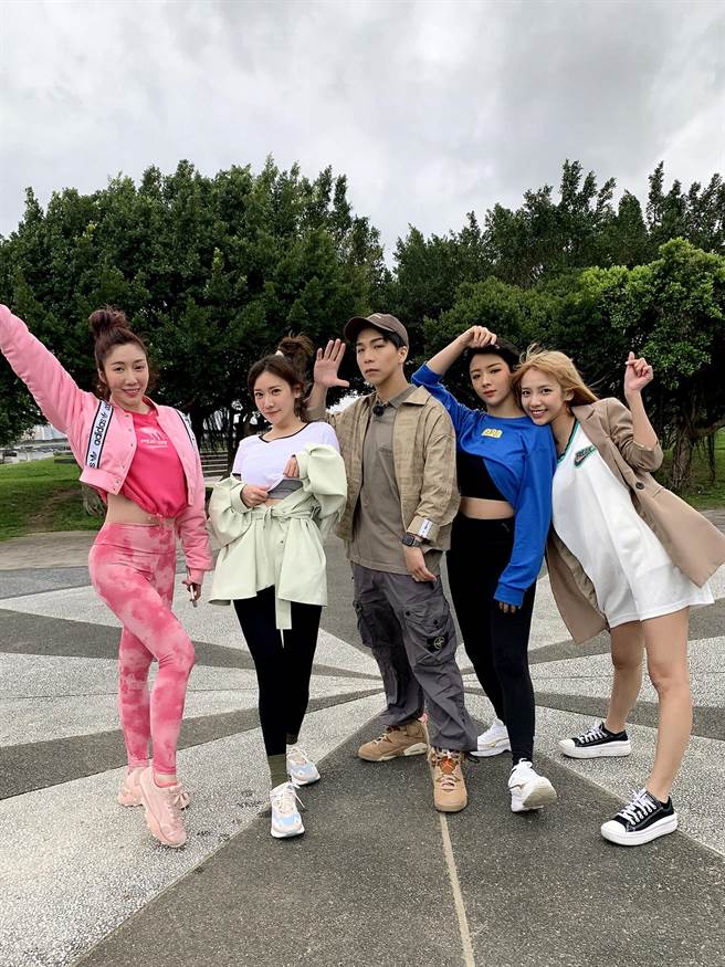 珍琳（左起）、菲比、派翠克、方婷、张琳为《小姐不藏私》进行游戏PK赛。（东森提供）