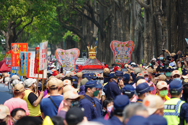 图为大甲妈遶境队伍抵达彰化县境时，现场挤满信眾热情迎接。（吴建辉摄）
