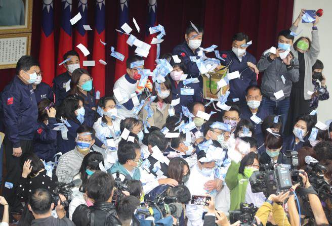 立法院财政委员会今早审查攸关国务机要费除罪化的会计法草案，朝野立委爆发激烈肢体衝突。张铠乙摄