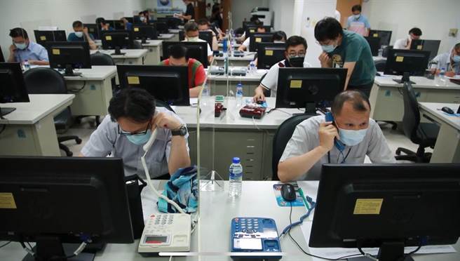 新北市警局将改採精简疫调，未来疫调大军将转型为关怀天使。（新北市警局提供）