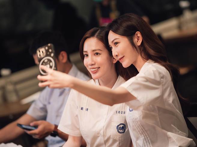 曾莞婷與愛雅穿上制服青春洋溢。（TVBS提供）