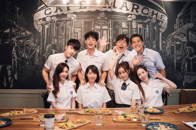 《機智校園生活》演員群換上校服，參與告別單身趴。（TVBS提供）