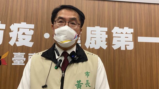 黄伟哲宣布，确诊者家属代领药物，市府将提供200元奖励金。（曹婷婷摄）