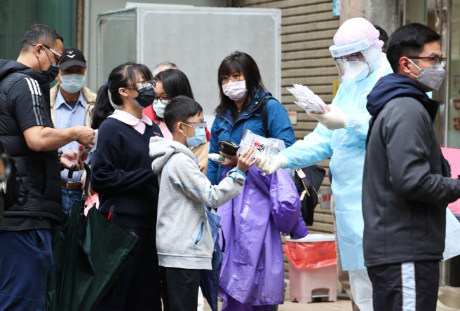 本土疫情升溫，兒童接種疫苗話題也引起各界關注。圖為民眾到急診篩檢站領取快篩試劑。（圖／陳俊吉攝）