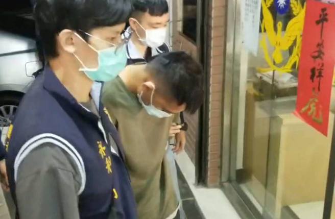 吴姓特战中士被警方带回侦办。（民眾提供）