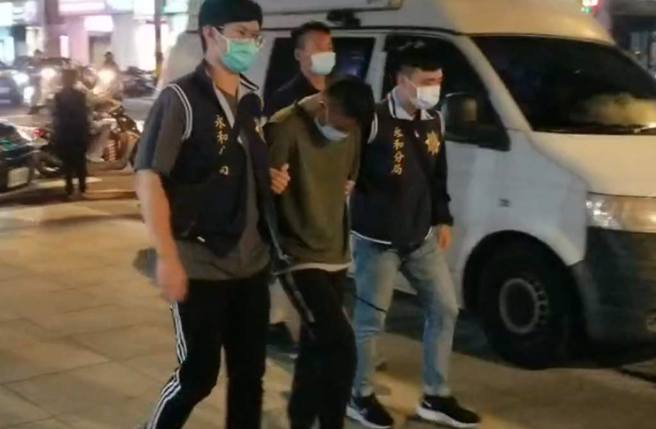 吳姓特戰中士（中）涉嫌槍擊鄭姓男子，遭永和警方逮捕偵辦。（民眾提供）