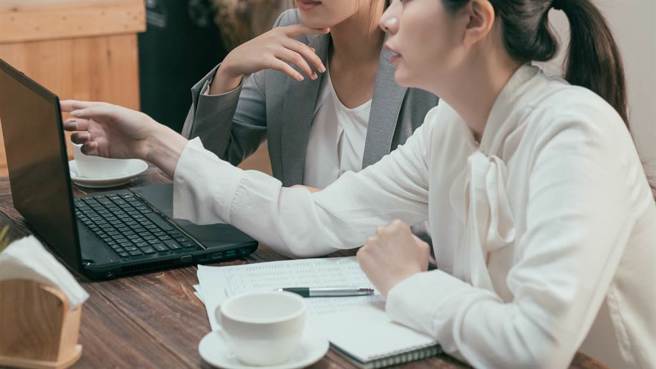 一名女网友投了上百份履歷，抱怨有多益金证书却只找得到28K的工作。(示意图/达志影像)