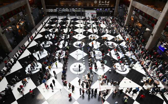 图为台北车站接种站，候车大厅满满都是排队等候打疫苗的民眾。（季志翔摄）