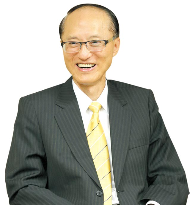 永庆房产集团董事长孙庆余引进「新式仲介」坚持「不赚差价、只收固定服务费」。图／永庆房产集团提供