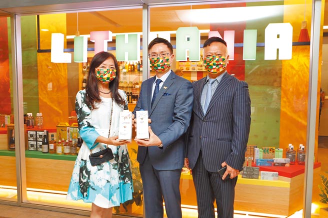 外貿協會董事長黃志芳（中）邀請亞洲台灣商會聯合總會理事陳敏昭（左）、楓緣國際公司總經理陳志豪（右），參訪立陶宛商品展示中心。圖╱貿協提供