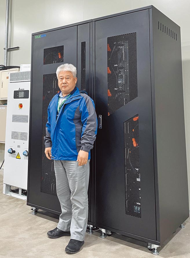 储盈科技技术长谢芳吉博士在沙崙研究中心实验室，进行可多套并联的锂铁电池储能系统柜搭配台达PCS测试。图／业者提供