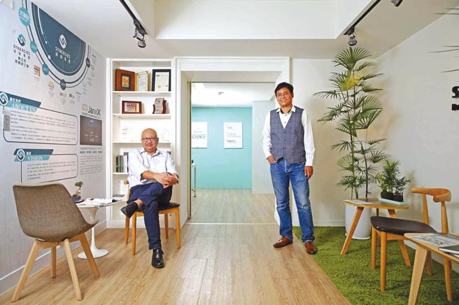 讯能集思创办人张宗尧（右）、执行董事江怀海（左）运用麻省理工的AI技术，协助台湾制造业智慧转型。图／业者提供