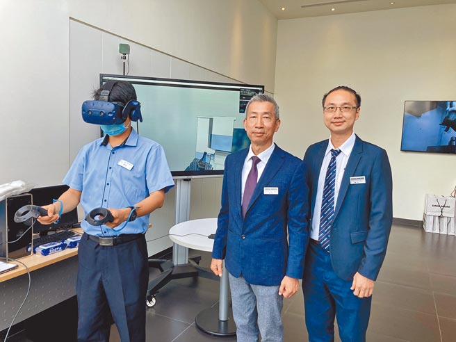 德马吉森精机台湾总经理王继圣（中）与DMG MORI产品经理吕名凯（右），开启数位Showroom虚实整合1.0。图／李淑慧