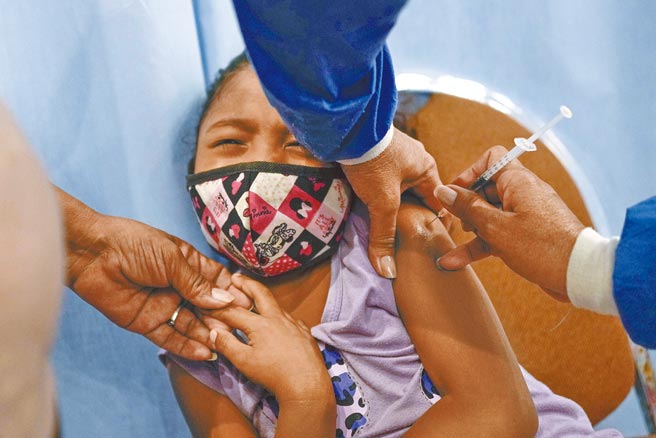 美國疾病管制暨預防中心（CDC）19日發布一項研究指出，在Omicron變異株盛行美國期間，染疫住院的5至11歲兒童中，近9成未接種疫苗；而這些未受疫苗保護的兒童，入院率比已接種的同年齡層兒童高出1倍以上。（美聯社）