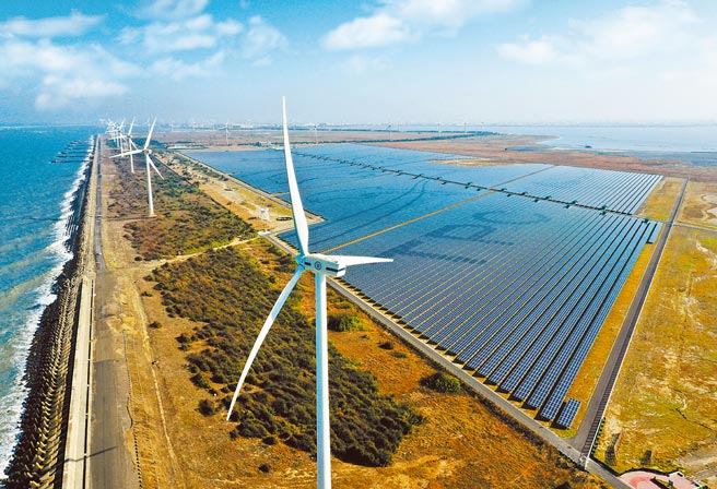 国发会主委龚明鑫认为，加强节能、提升储能系统与电网韧性，是接下来10年最重要的工作。图为「彰滨双绿能」太阳光电场暨风力发电场。（台电提供）