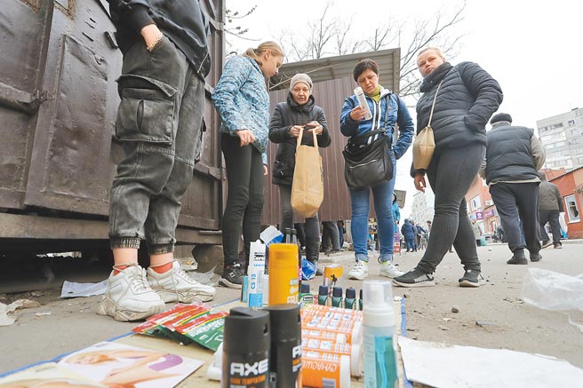 俄罗斯国防部对马立波的乌克兰军队发出最后通牒，要求他们在时限内缴械投降。图为19日的马立波街头。（新华社）