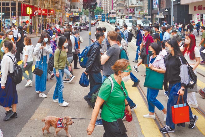 為改善在台就業港人無法定居的難題，陸委會指出，政府將修改有關辦法，使從事專業工作者可在台居留5年後申請定居。圖為香港街景。（中新社）