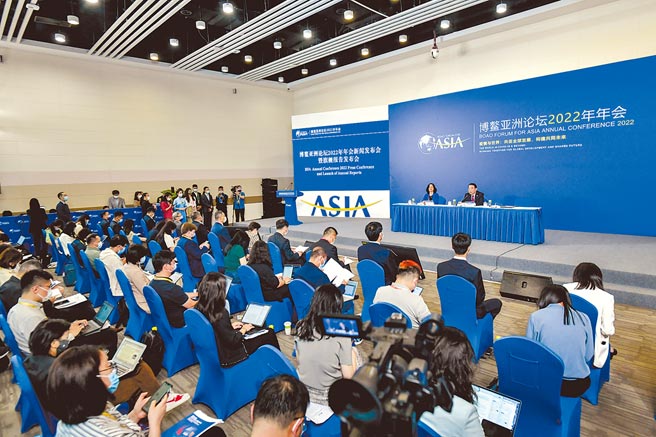 博鰲亞洲論壇祕書長李保東在博鰲亞洲論壇2022年會記者會表示，年會著眼于當今世界各國共同面臨的三大問題，呼籲國際社會加強合作，共促發展，共創未來。（中新社）