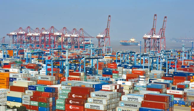 大陆长三角地区近期实施復工白名单制度，但对中小企业为主的台商而言，帮助不大，物流与生产仍受阻。图为浙江寧波港口货柜。（新华社）