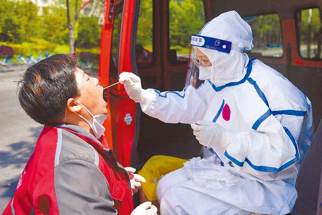 大陸疫情嚴峻衝擊第2季甚至全年表現，眾多改革步伐恐放緩。圖為上海市民接受每日例行的核酸檢測。（中新社）