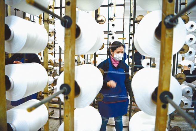 大陆坚持「动态清零」防疫政策对经济已造成衝击，对台商营运及两岸经贸也影响甚鉅，专家建议台商经营思维要回归原点，先确定自己的经营能力，若有信心可拖过考验，就开源节流，静待疫除；如未能过关，就当机立断，留本关门走人。图为戴口罩的工人在车间巡查生产线。（中新社）