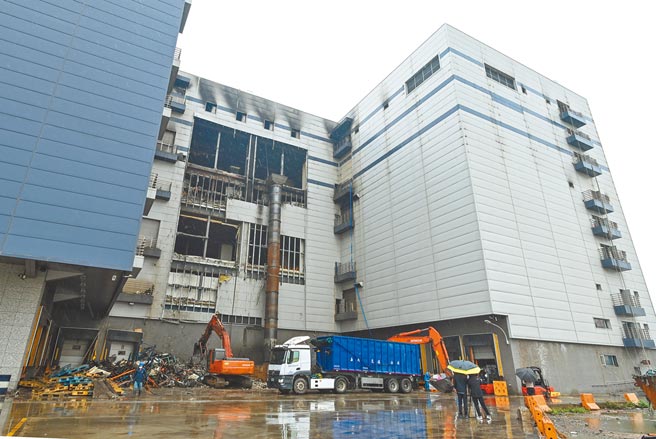 美福大火恶臭扰邻，美福决定提出1000万敦亲睦邻费用，将提供给受影响邻里及居民。（赖佑维摄）