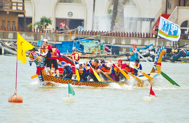 延续30多年的嘉义县东石龙舟赛已停办2年，月初东石乡公所开放报名，至今报名队伍仅8队，疑似受疫情加剧影响民眾参赛意愿。（本报资料照片）