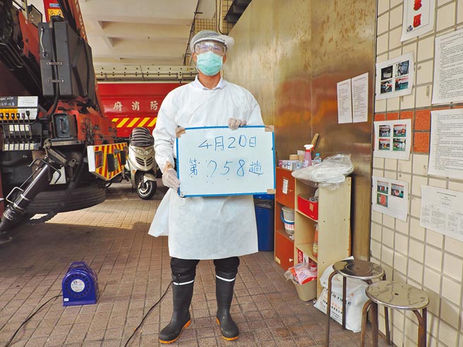 高雄消防局大昌分隊隊員張証壹示範出勤前上裝步驟，分隊還有一個小白板紀錄出勤趟數。（洪靖宜攝）