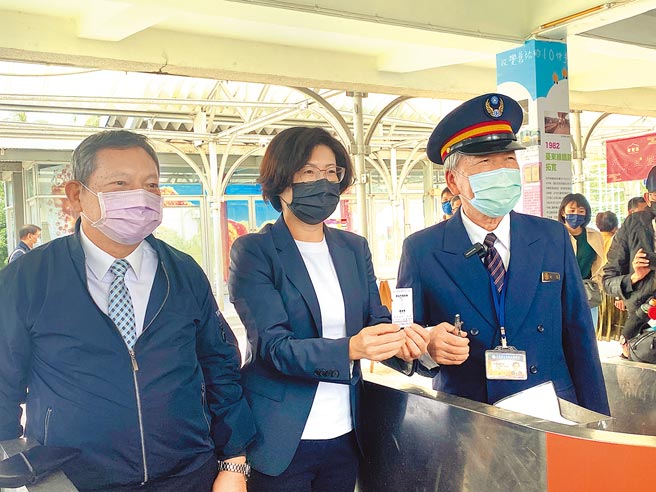 台东旧站末代站长高铭光（右）为台东县长饶庆铃（中）剪票并合影。（蔡旻妤摄）